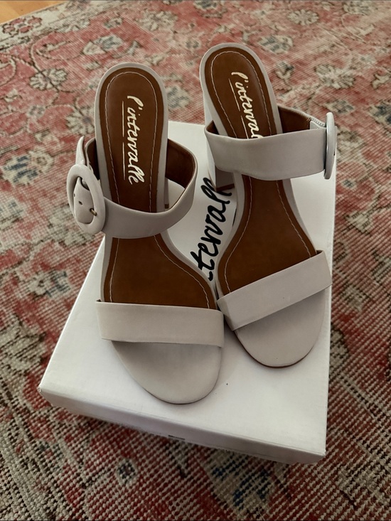 L'INTERVALLE Shoes - L'INTERVALLE Light Cream Buckle Strap Sandals